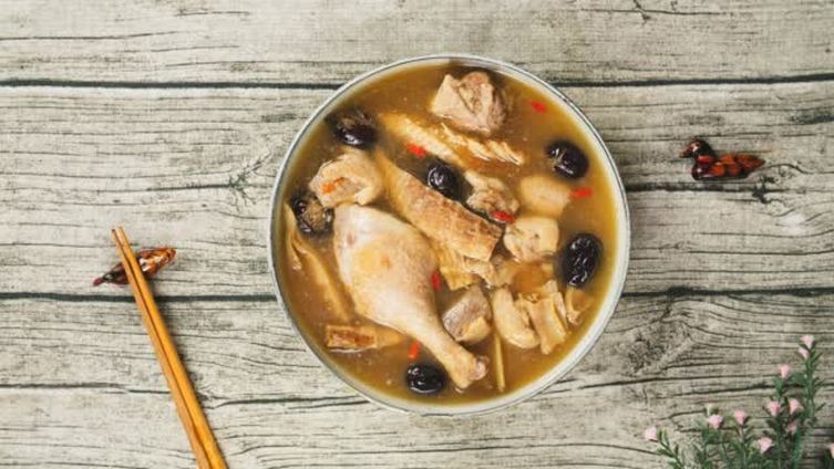 鲜香的笋干配上酥嫩的鸭肉,成就这道鲜而不腻的【笋干老鸭汤】!说起口感就一个字,鲜!